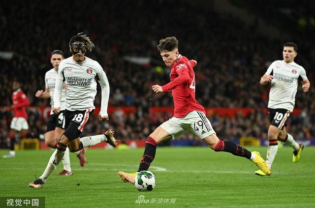 内维斯本赛季欧冠已完成55次抢断，为加图索以来中场球员最高.