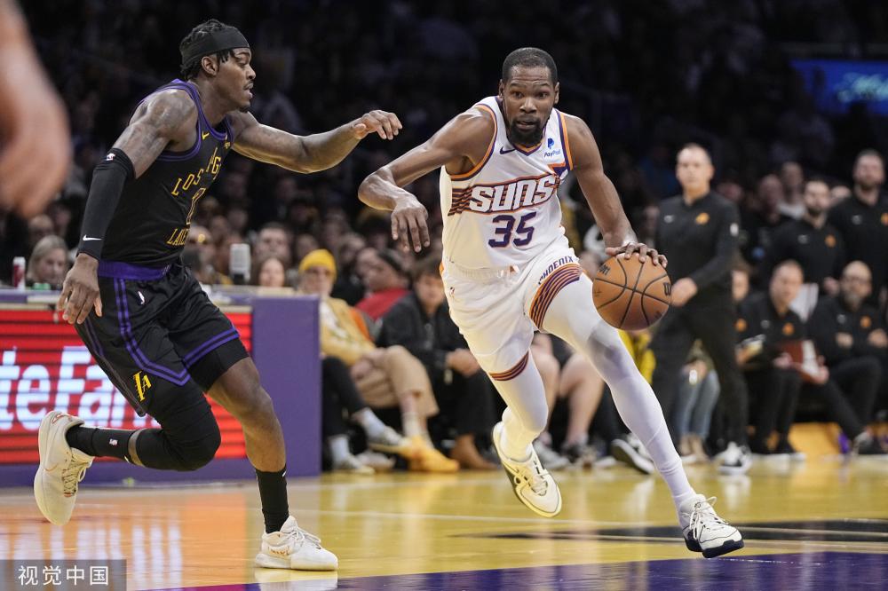 准备迎接中澳之战,国足更衣室已布置完毕.